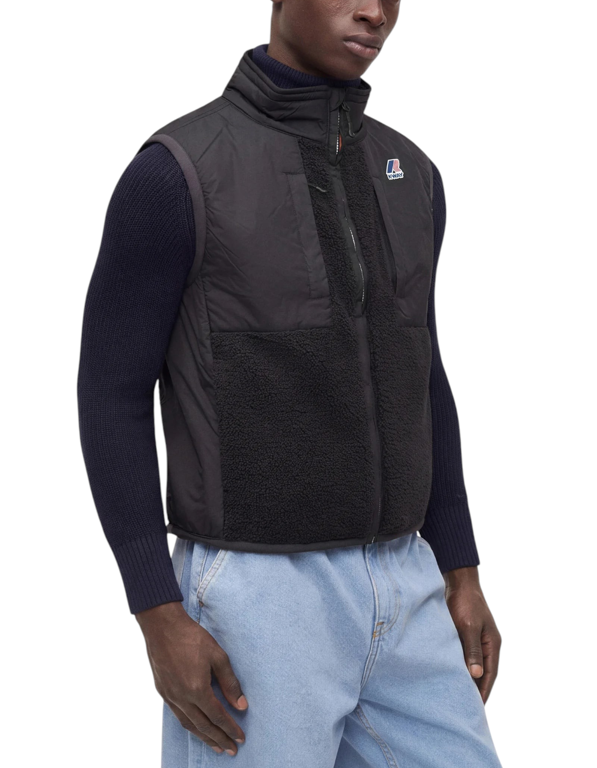 Modello indossa gilet DevidLabel K-Way Vital 4.0 Orsetto nero con texture in pile e dettagli tecnici su fondo bianco