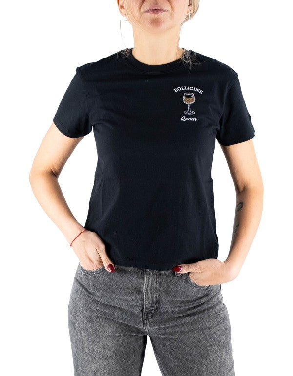 Emilie w Bollicine Queen t-shirt