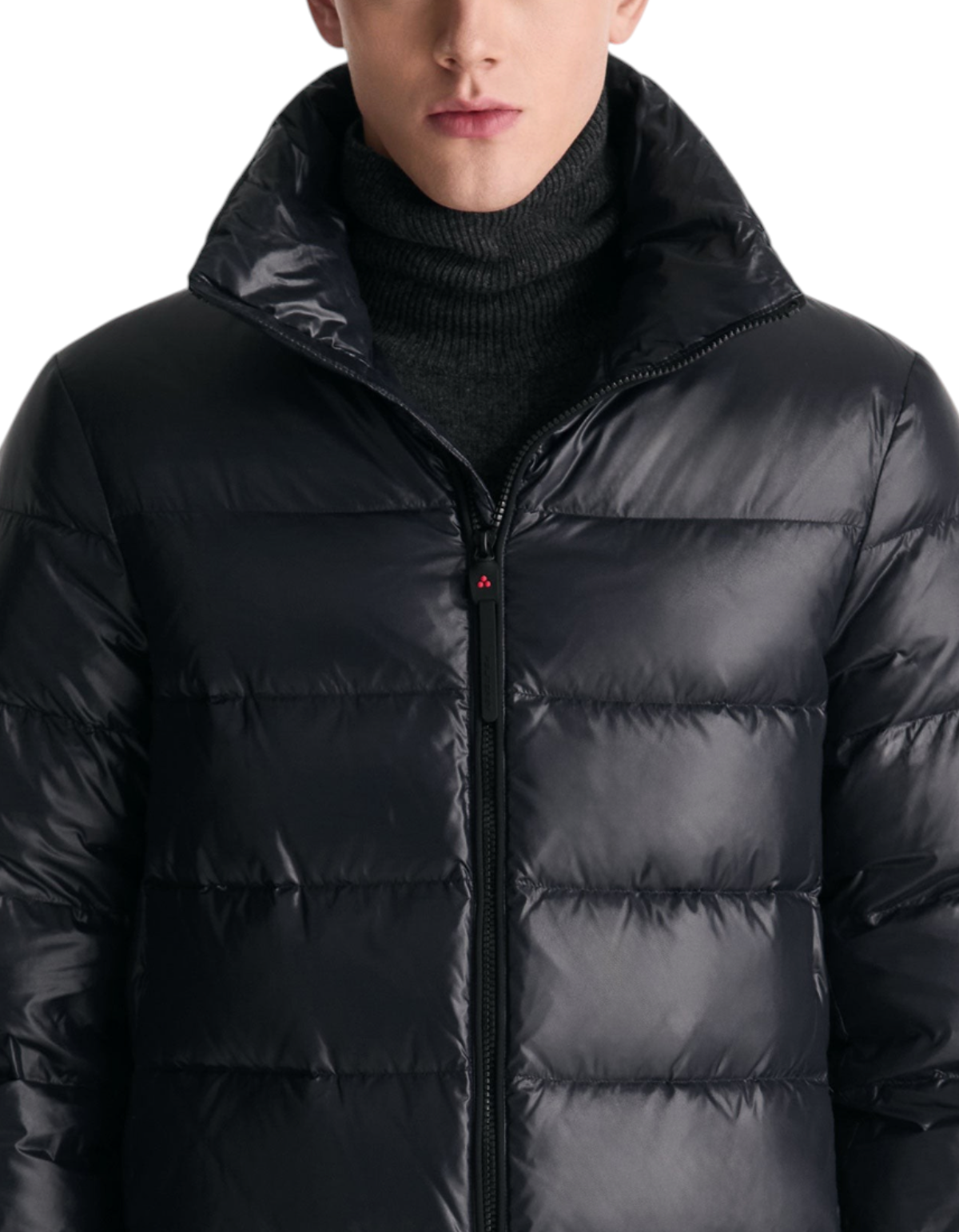 Modello indossa piumino corto DevidLabel Peuterey Keke blu grafite in poliammide con collo alto e zip frontale