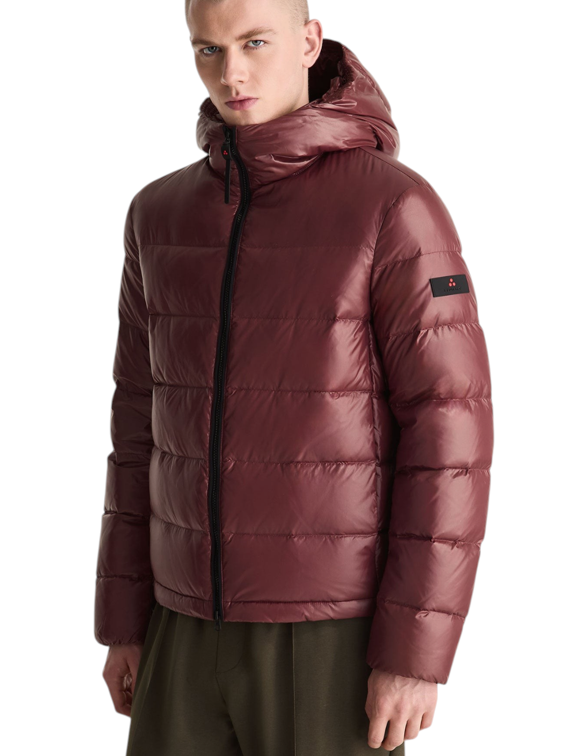 Modello indossa piumino corto Peuterey Honova rosso prugna con cappuccio e chiusura a zip, stile casual invernale