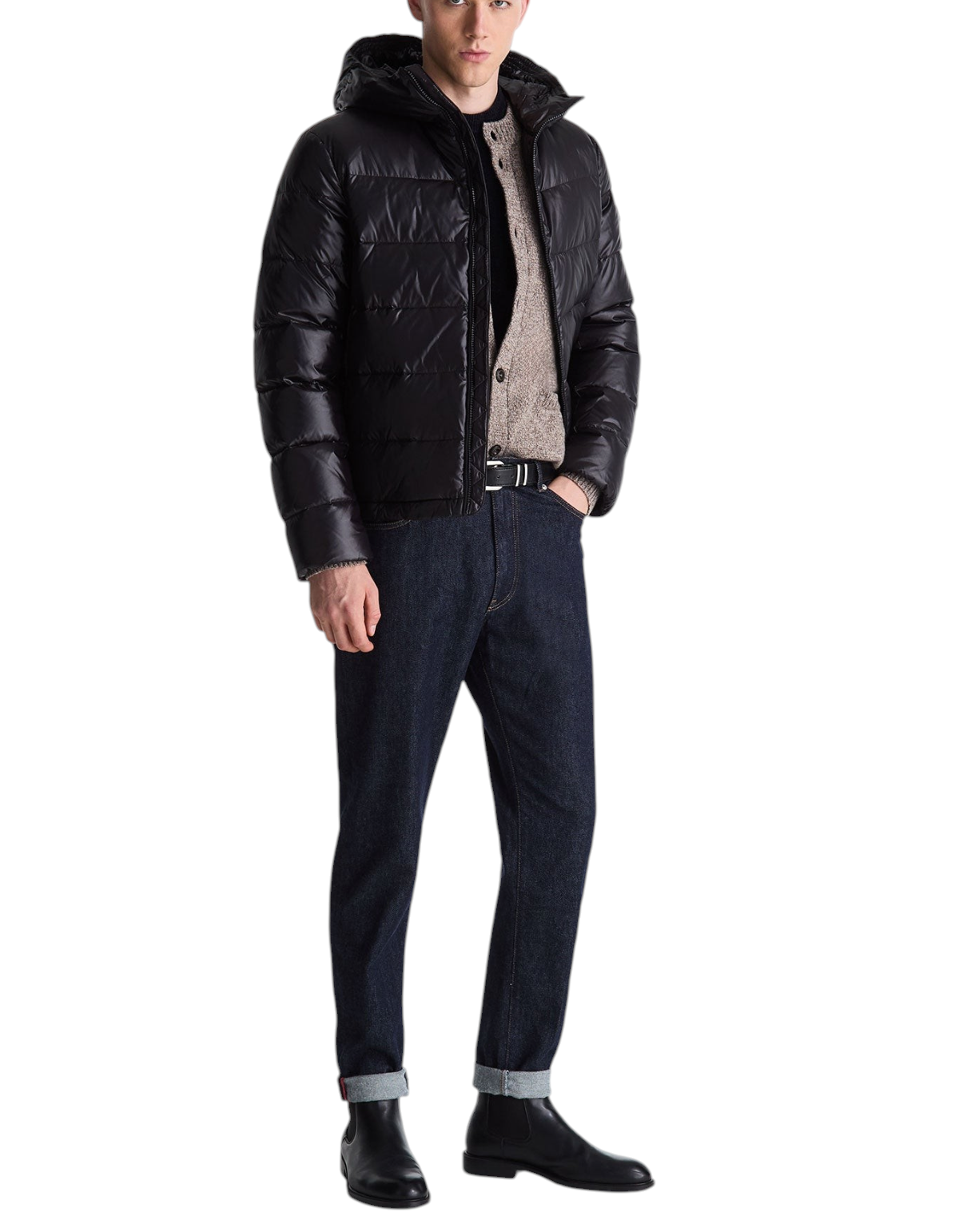 Modello indossa piumino corto nero Peuterey Honova con cappuccio, jeans scuri e stivaletti, collezione DevidLabel