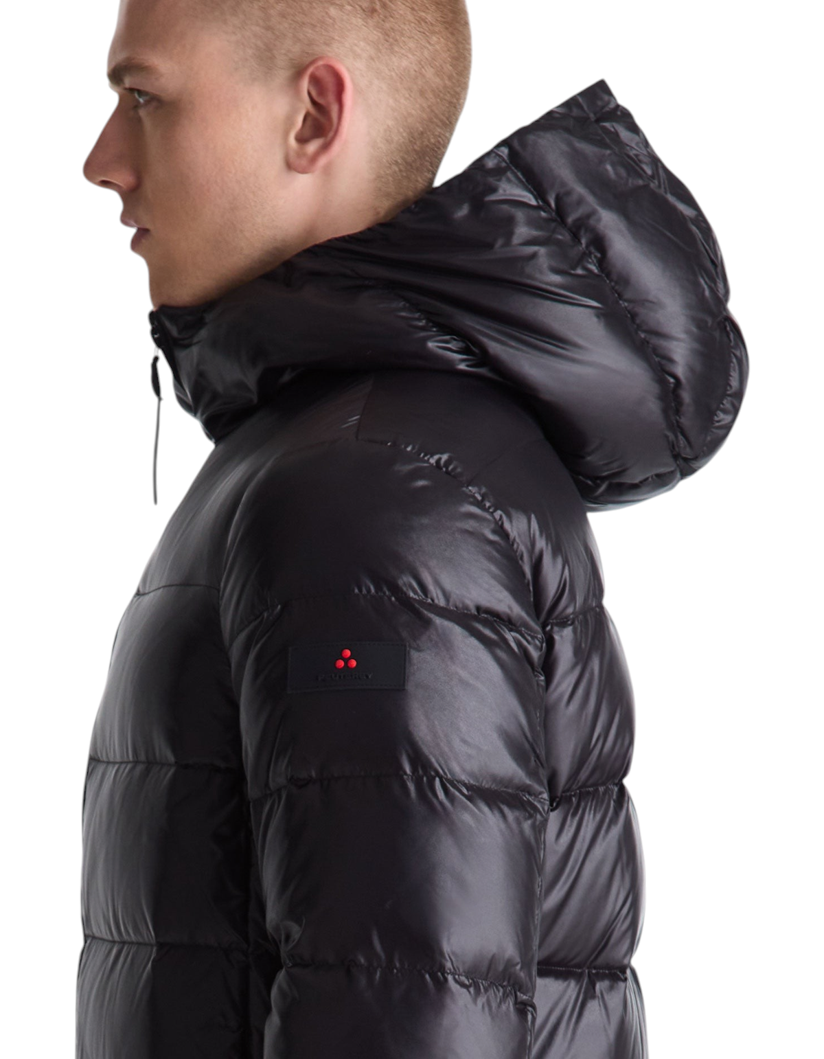 Modello di profilo indossa piumino corto nero Peuterey con cappuccio, disponibile su DevidLabel
