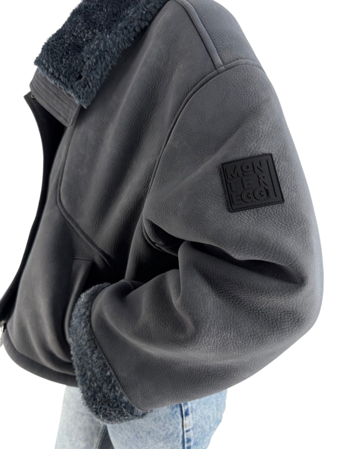 Giubbotto Ogee Dusty Blu Montereggi, dettaglio frontale e logo