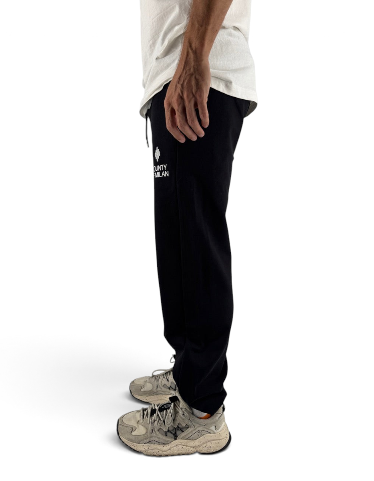 Pantalone in felpa nero DevidLabel Marcelo Burlon County Of Milan in cotone con logo bianco, vista laterale