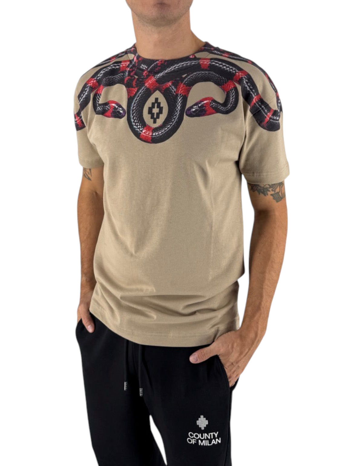 Modello indossa t-shirt DevidLabel Marcelo Burlon County Of Milan color sabbia in cotone con stampa serpente iconica