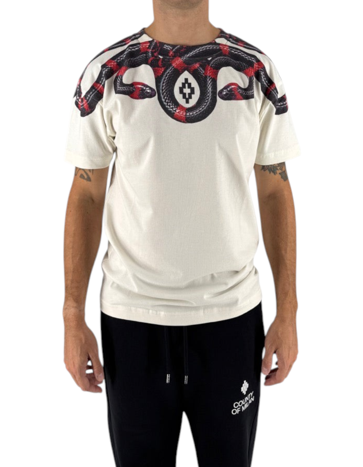 Modello indossa t-shirt DevidLabel Marcelo Burlon County Of Milan color cocco in cotone con iconica stampa serpente