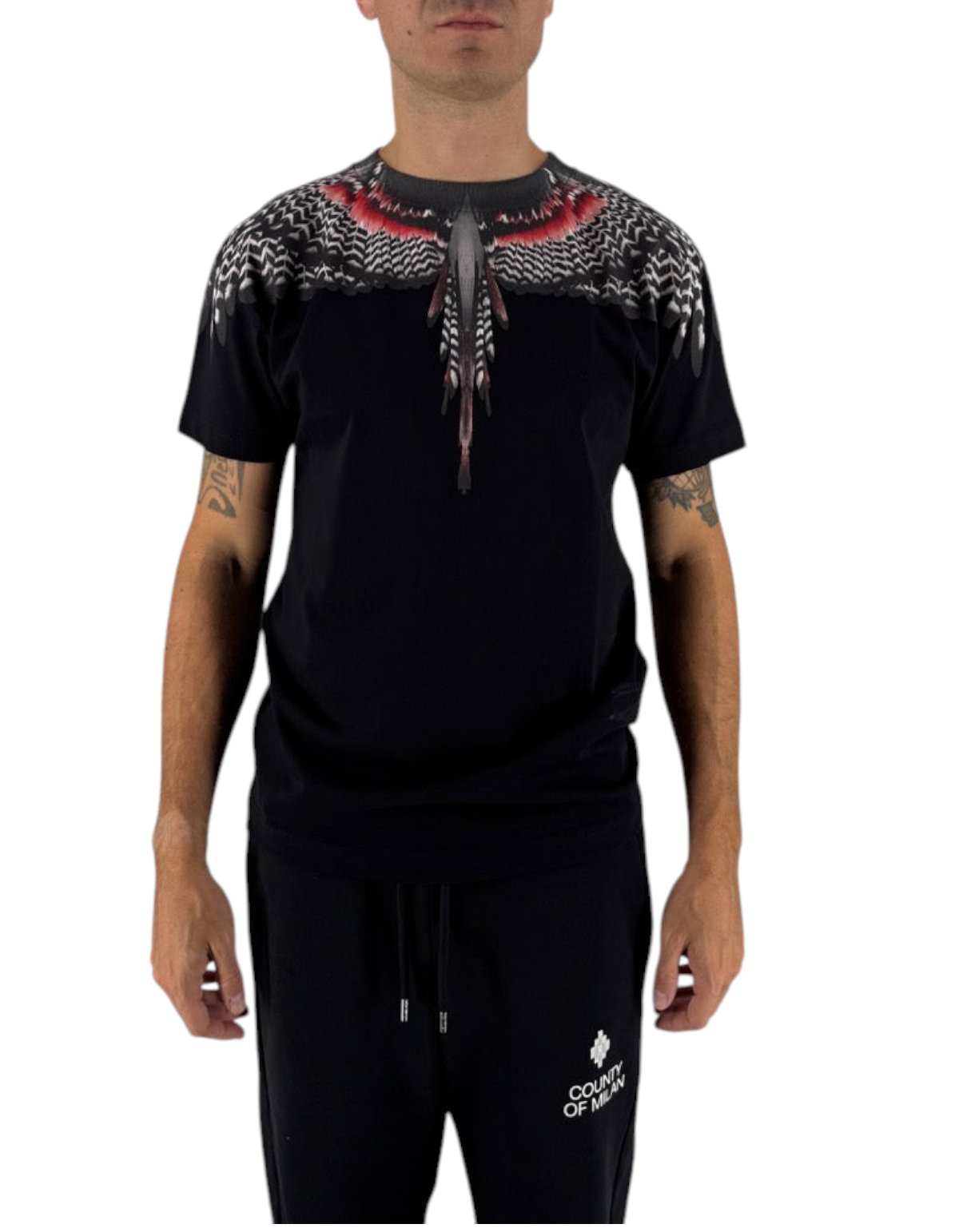 Modello indossa t-shirt nera in cotone Marcelo Burlon County Of Milan con iconica stampa alata, venduta da DevidLabel