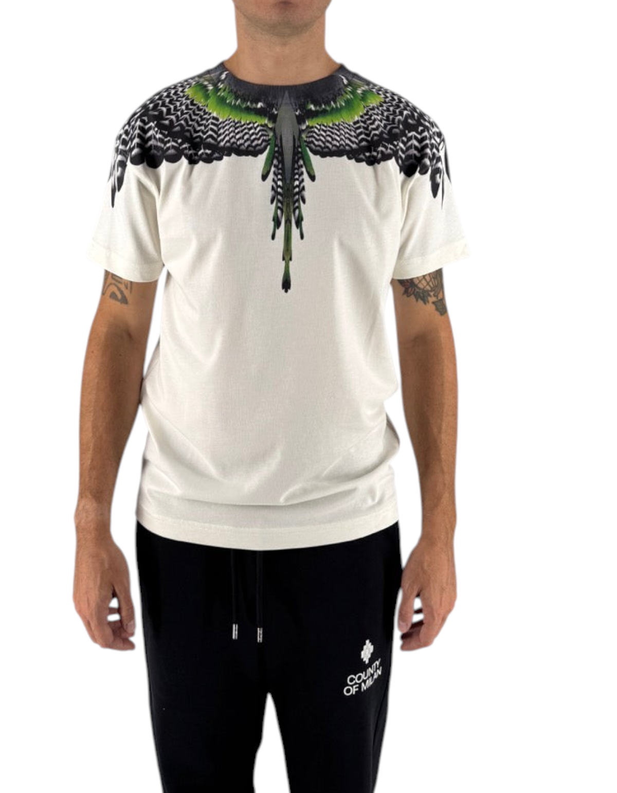 Modello indossa t-shirt Marcelo Burlon County Of Milan color cocco in cotone con iconica stampa ali verdi e nere