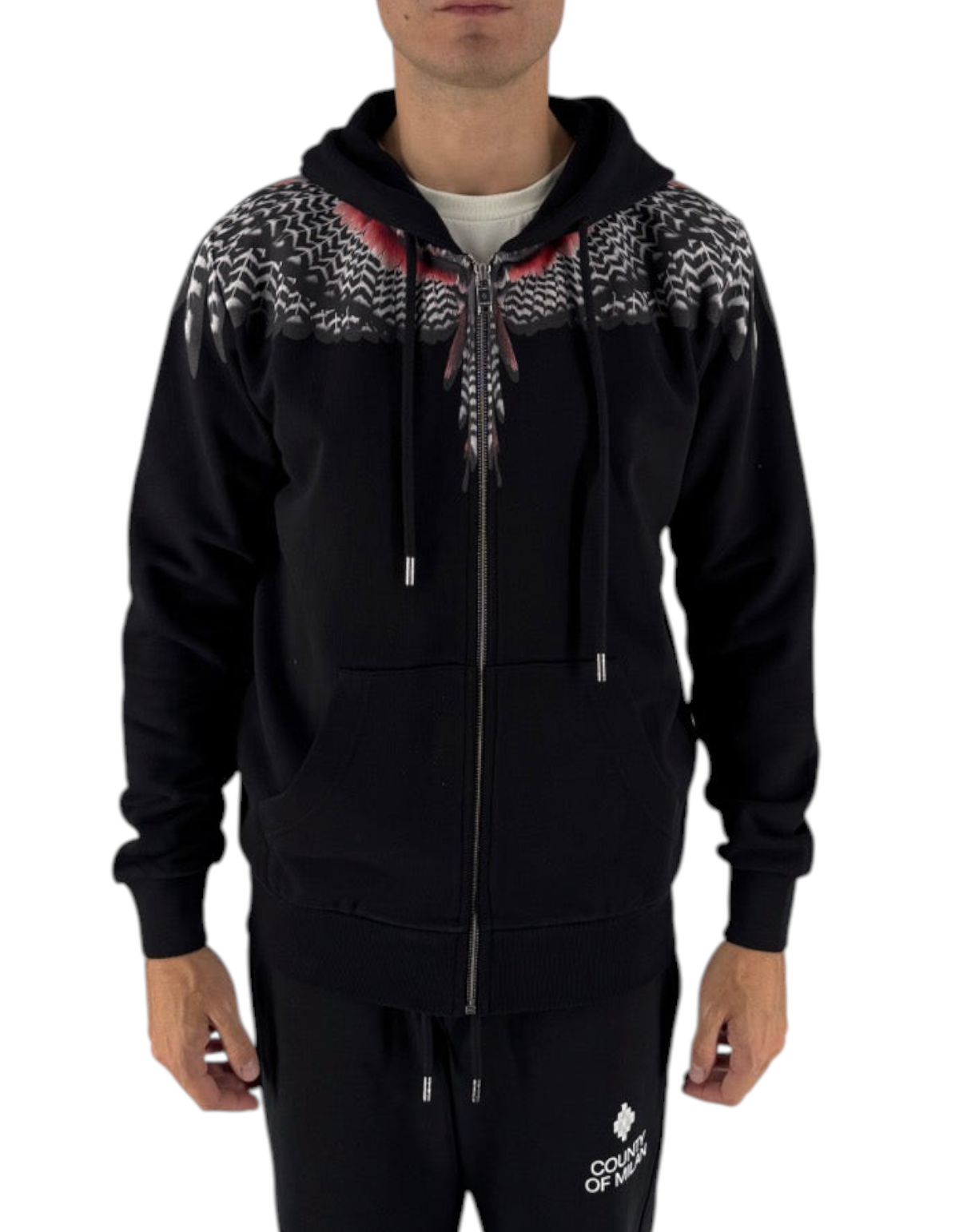 Modello indossa felpa con zip e cappuccio DevidLabel Marcelo Burlon County Of Milan in cotone nero con stampa ali