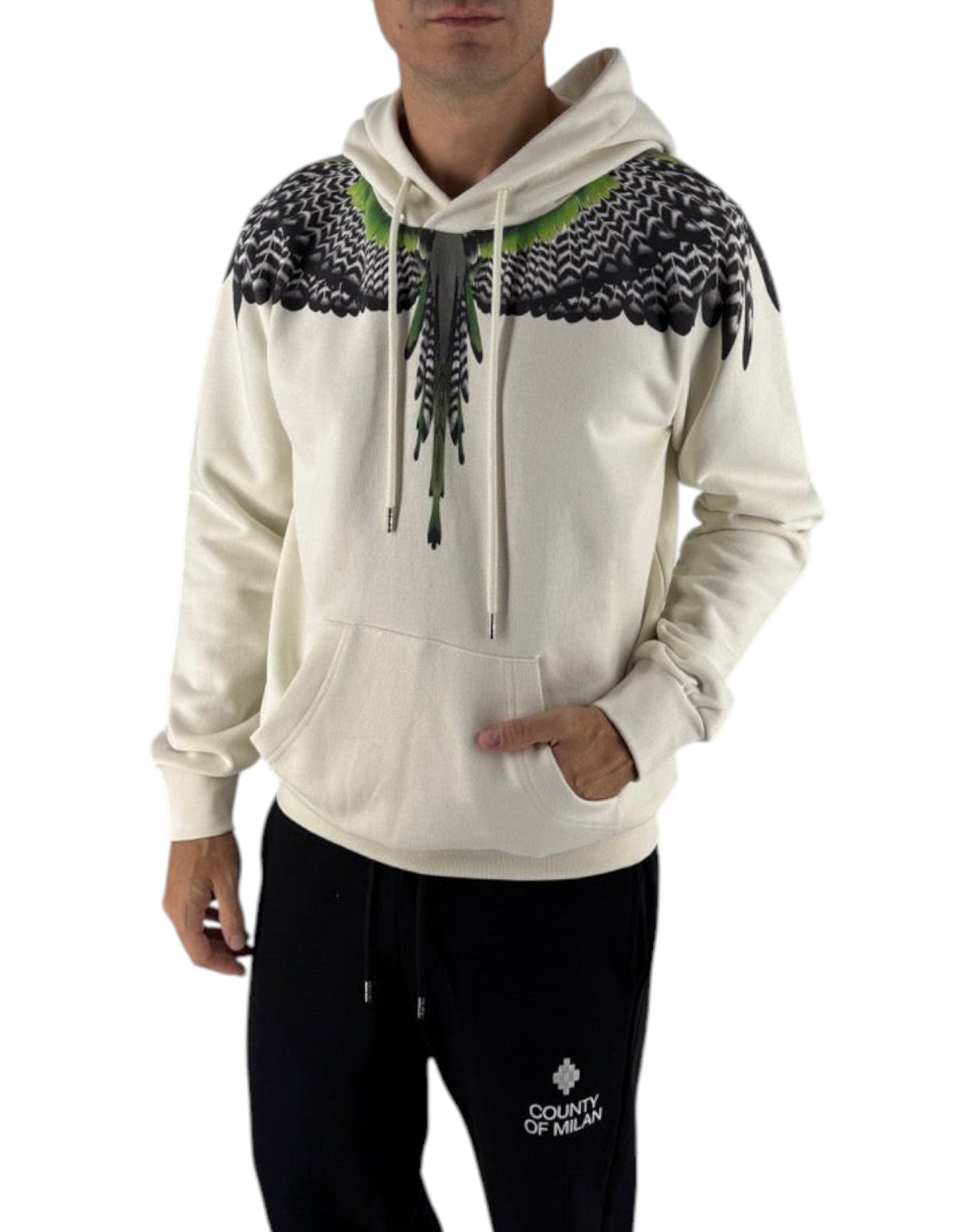 Modello indossa hoodie DevidLabel Marcelo Burlon County Of Milan color cocco con iconica stampa ali su spalle
