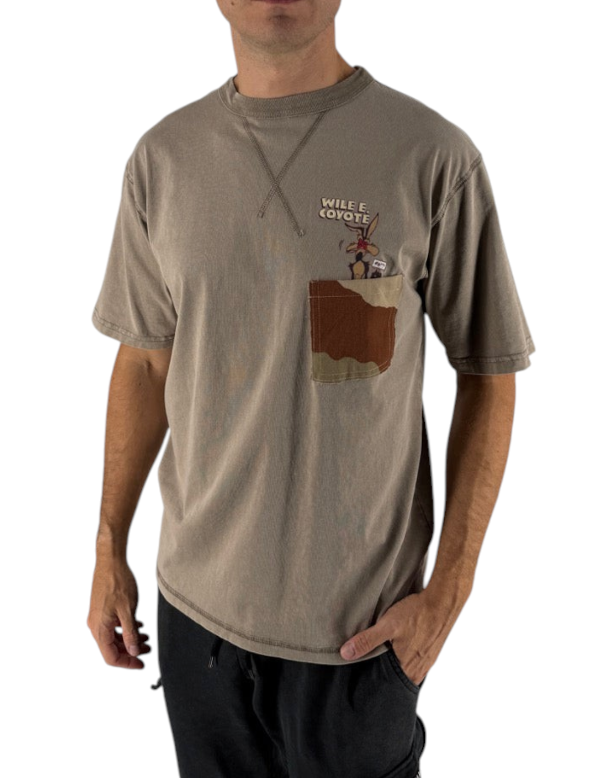 Modello indossa t-shirt DevidLabel color verde agave con taschino e grafica Wile E. Coyote dei Looney Tunes