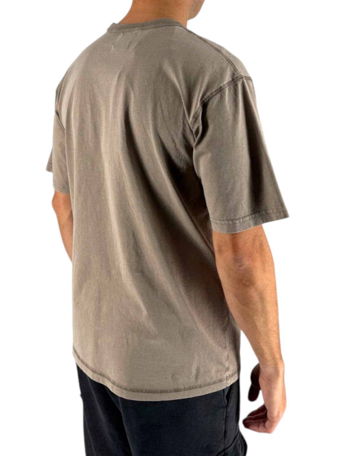 Vista posteriore di una t-shirt DevidLabel color verde agave con vestibilità rilassata indossata da un modello