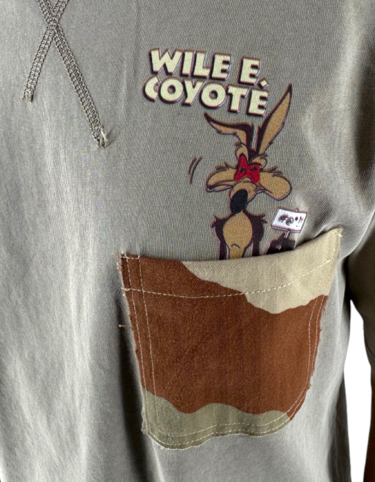 T-shirt DevidLabel color verde agave con taschino mimetico e stampa di Willy il Coyote dei Looney Tunes