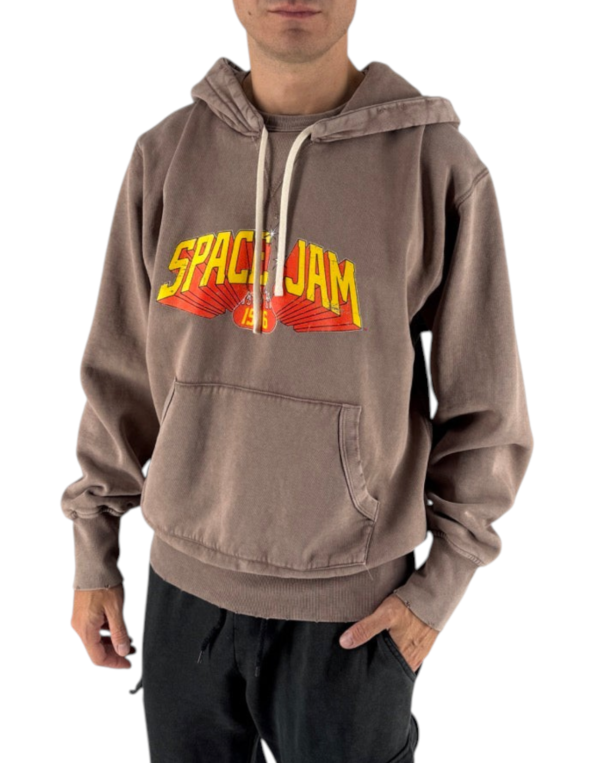 Modello indossa felpa con cappuccio DevidLabel color cammello con grafica Space Jam sul petto e tasca a marsupio