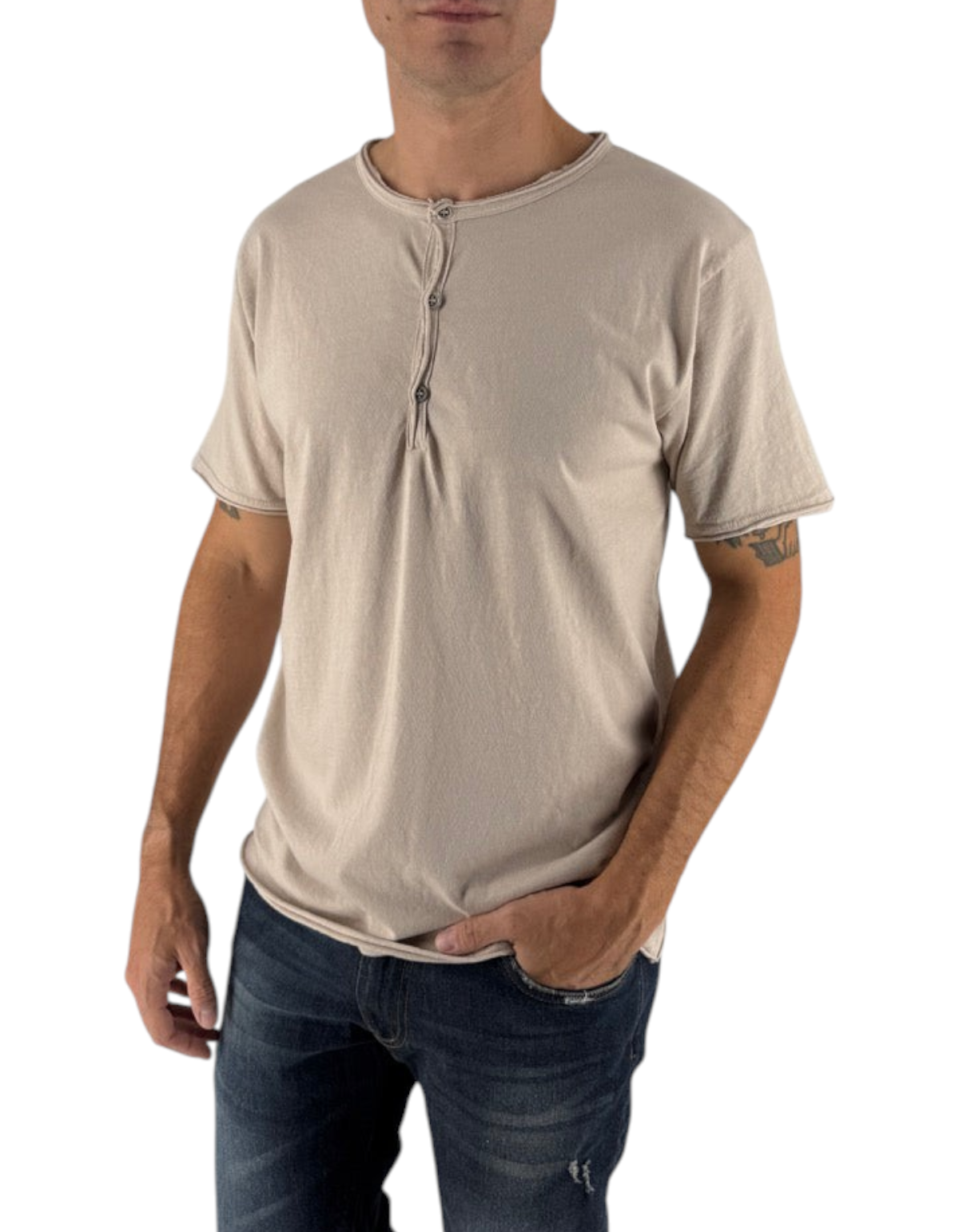 Modello indossa T-shirt DevidLabel Vigo color sabbia in jersey di cotone con scollo serafino a 3 bottoni e taglio vivo