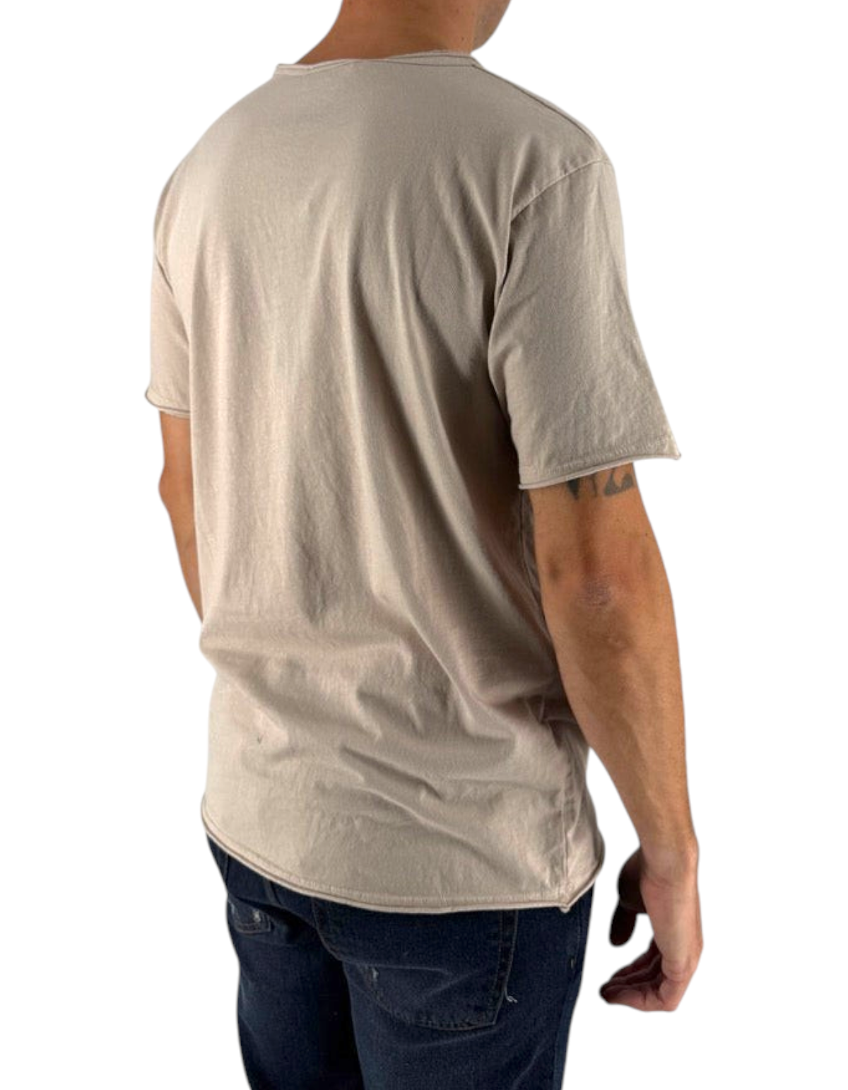 Vista posteriore della t-shirt DevidLabel Vigo color sabbia in jersey di cotone con dettagli a taglio vivo