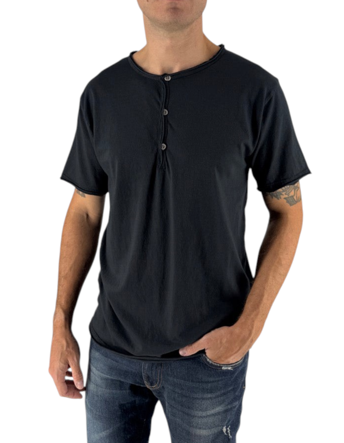Modello indossa T-shirt DevidLabel Vigo nera in jersey di cotone con scollo serafino a 3 bottoni e bordi a taglio vivo