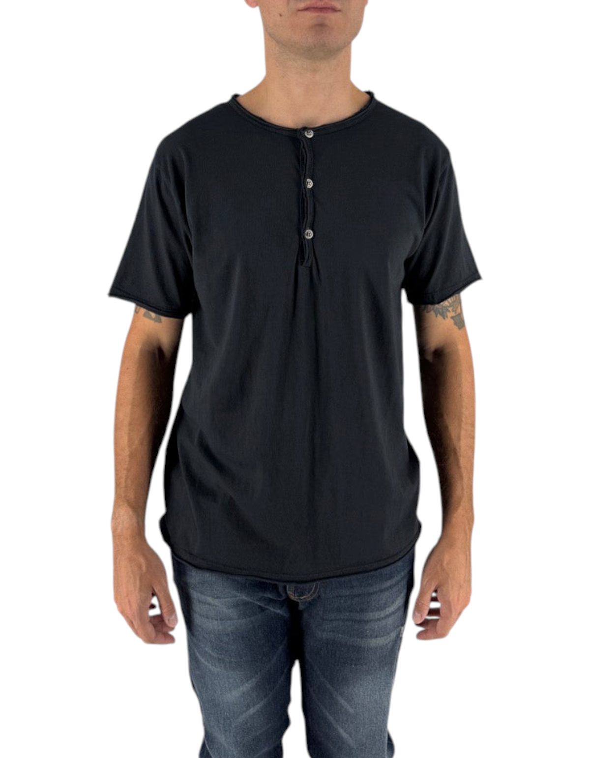 Modello indossa T-shirt nera DevidLabel Vigo in jersey di cotone con scollo serafino a tre bottoni e bordi a taglio vivo
