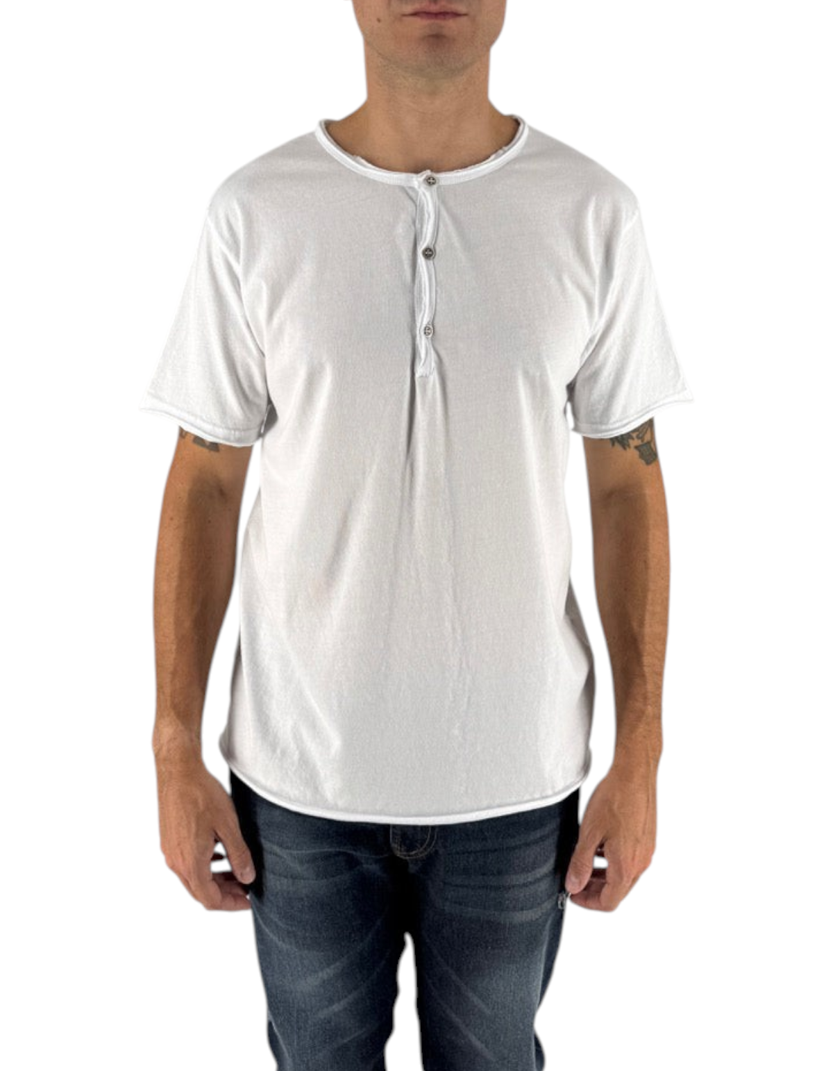 Modello indossa T-shirt DevidLabel Vigo bianca in jersey di cotone con scollo serafino a 3 bottoni e bordi a taglio vivo