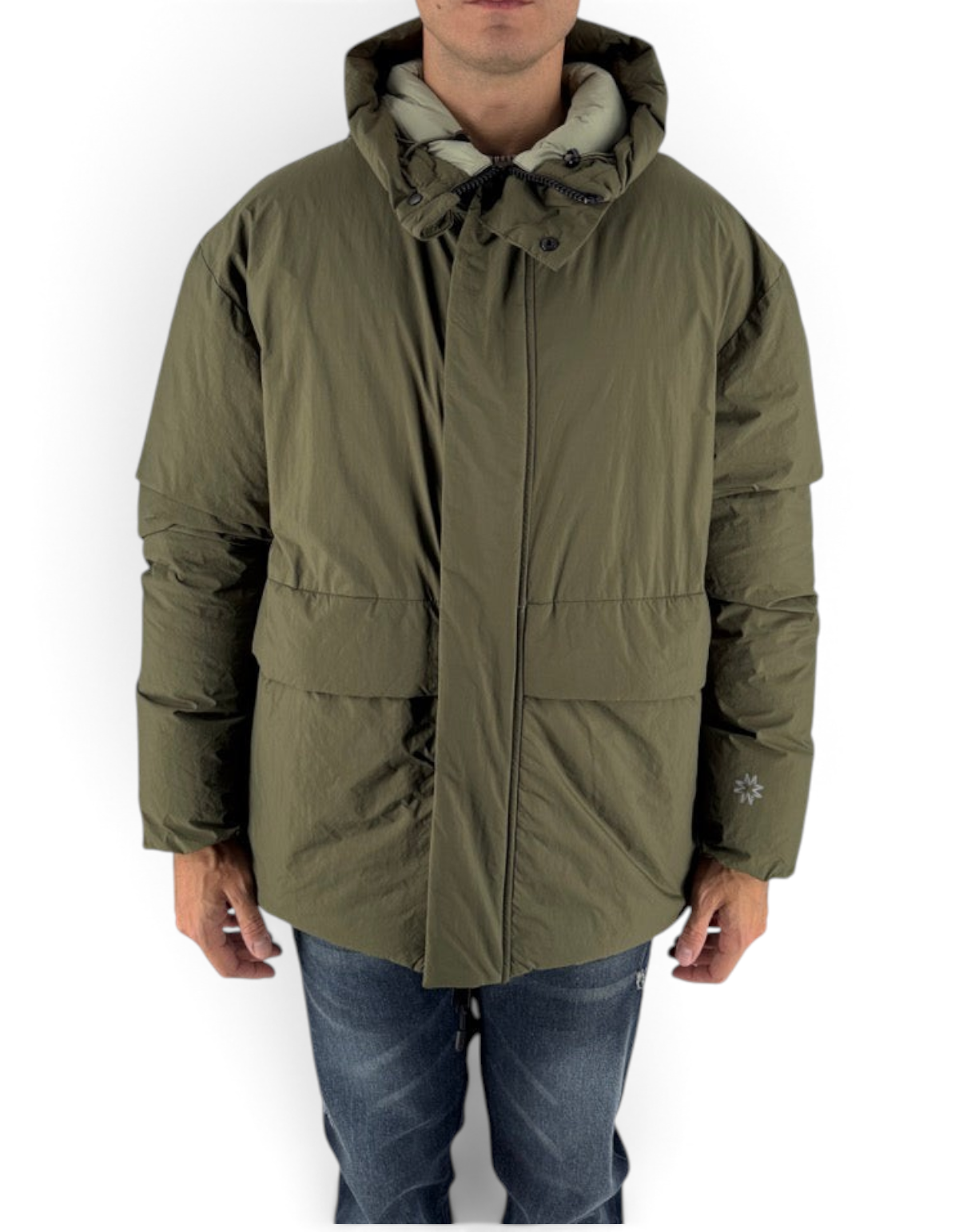 Modello indossa giubbotto Montereggi Krim verde militare con cappuccio, realizzato in poliammide da DevidLabel