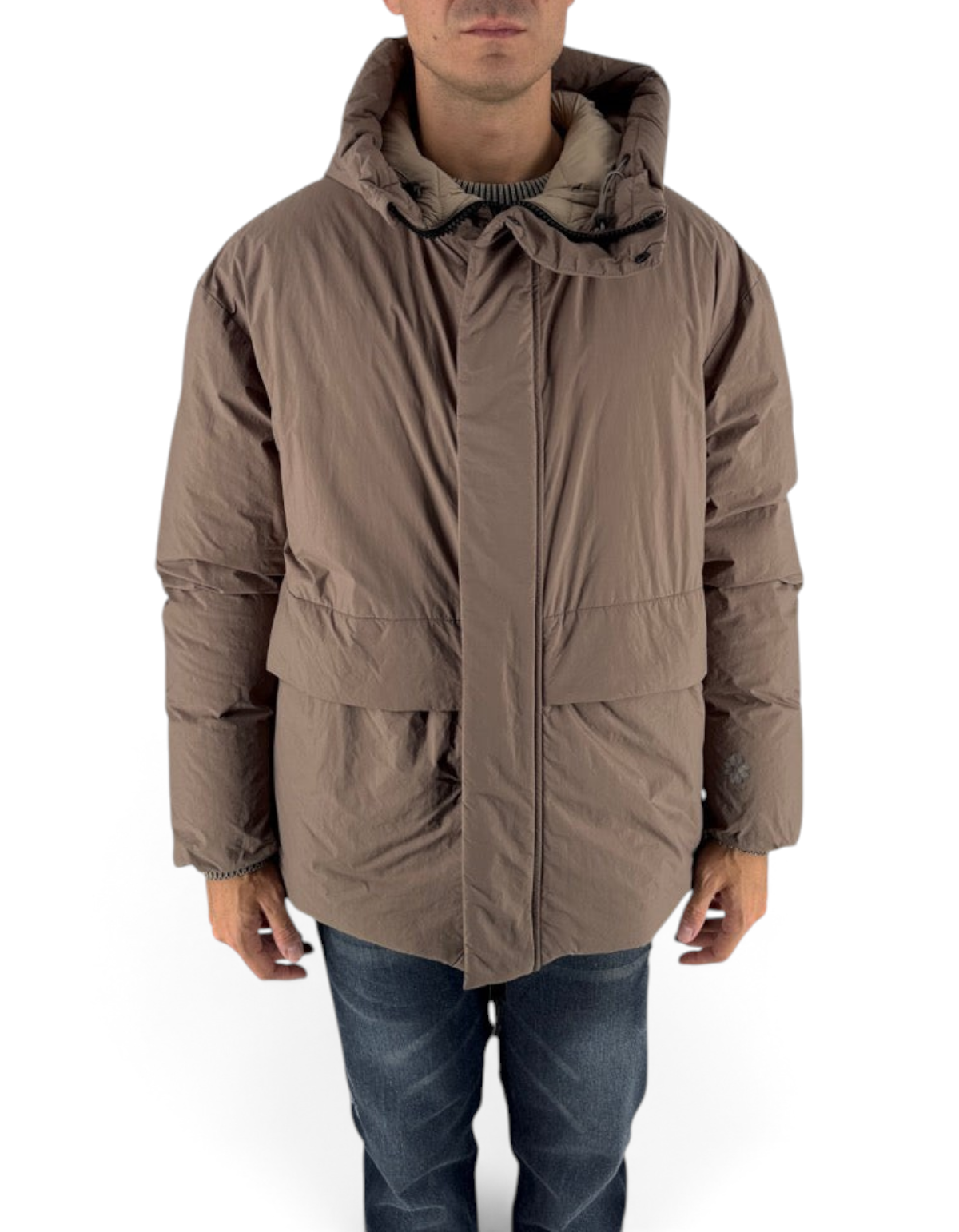 Modello indossa giubbotto imbottito DevidLabel Krim color tortora con cappuccio e chiusura frontale