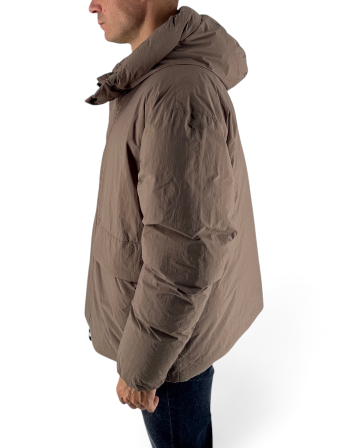 Giubbotto Krim Tortora di DevidLabel, piumino invernale color tortora con cappuccio indossato di profilo