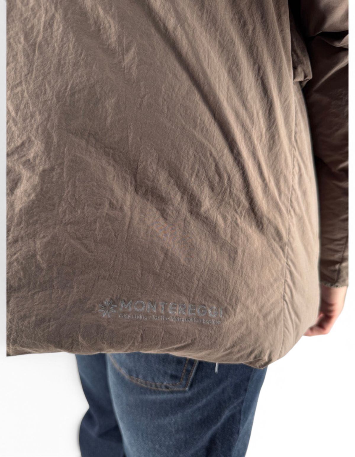 Dettaglio del giubbotto Montereggi Krim color tortora in nylon con logo stampato, collezione DevidLabel