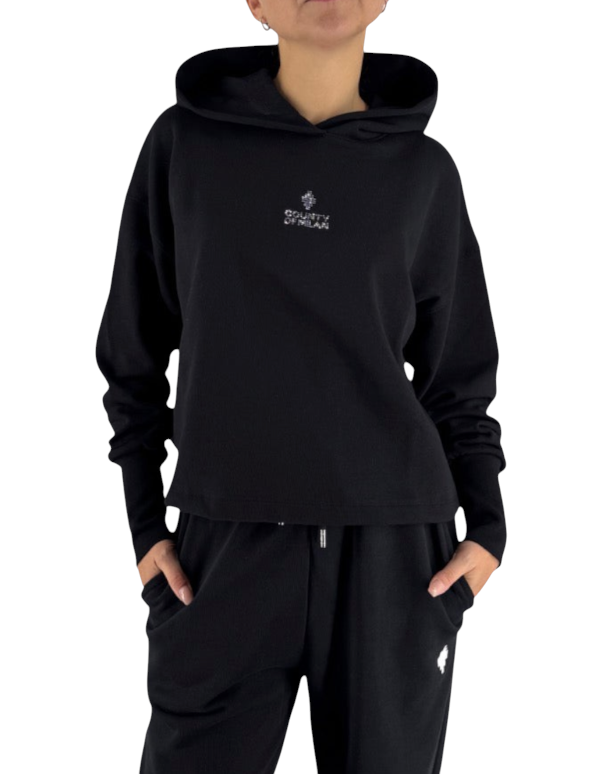 Modella indossa felpa crop nera con cappuccio Marcelo Burlon - County Of Milan dal taglio boxy e stile streetwear