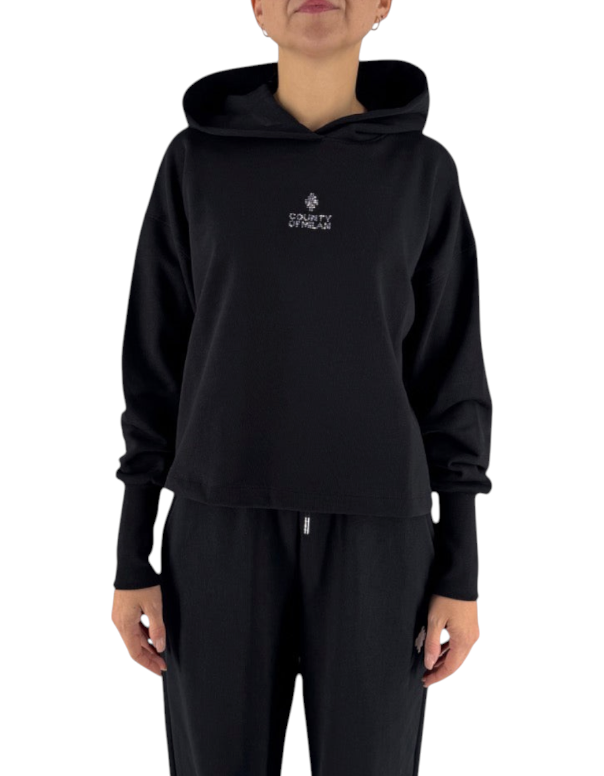Modella indossa felpa crop nera con cappuccio DevidLabel Marcelo Burlon County Of Milan in stile streetwear