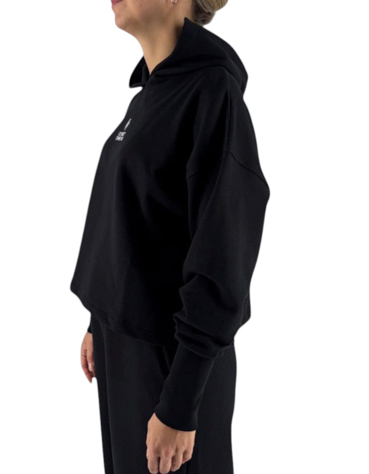 Modella indossa felpa crop nera con cappuccio Marcelo Burlon - County Of Milan, stile streetwear, vista laterale