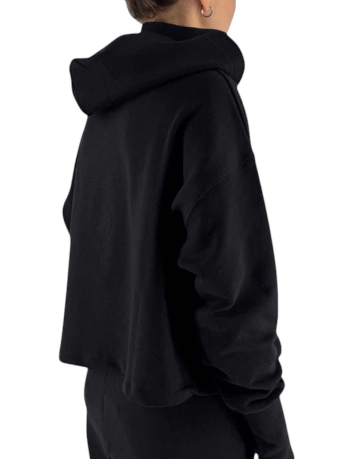 Modella indossa felpa crop nera con cappuccio di Marcelo Burlon - County Of Milan, vista posteriore, stile streetwear