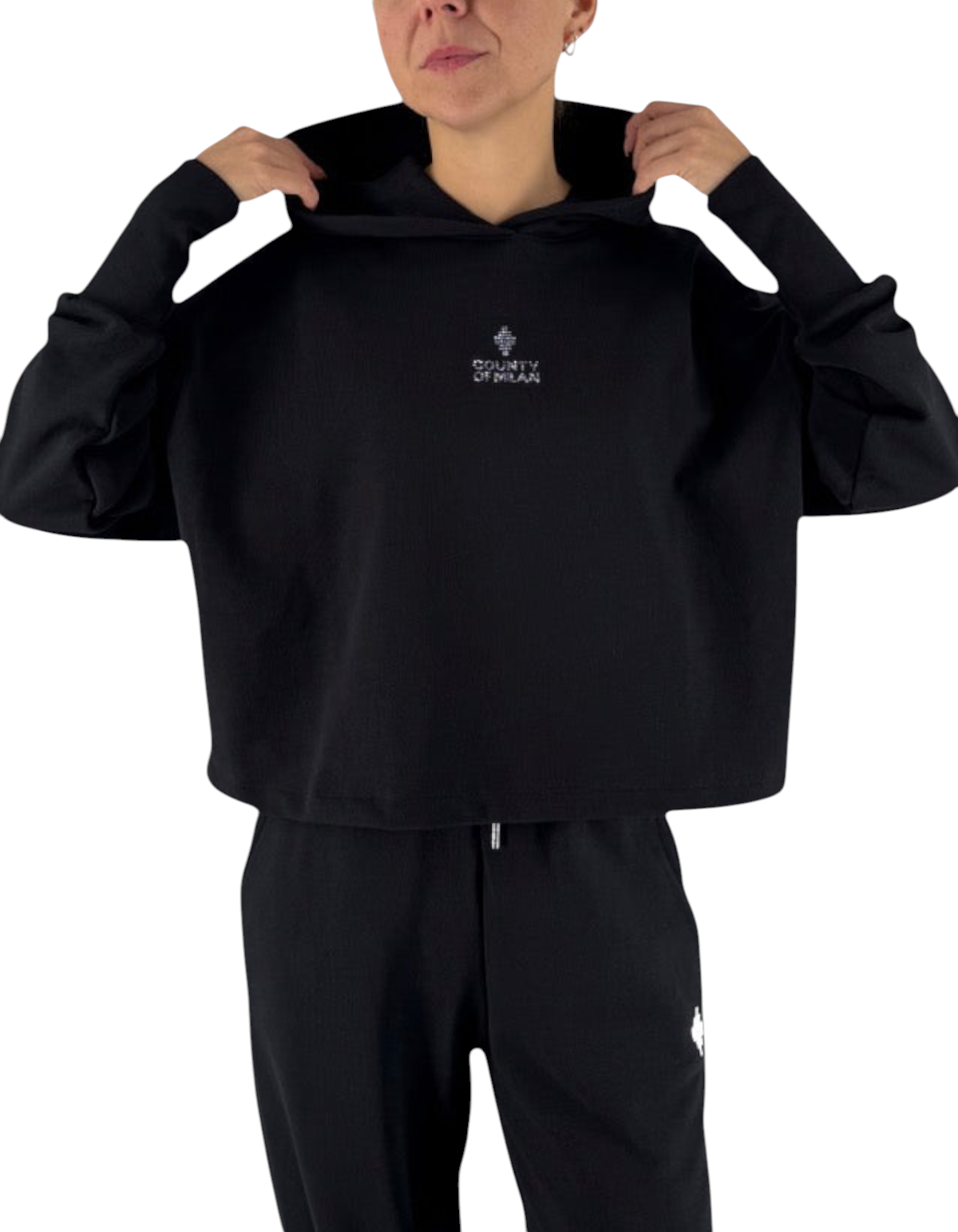 Modella indossa felpa crop nera con cappuccio DevidLabel Marcelo Burlon County Of Milan dal taglio boxy