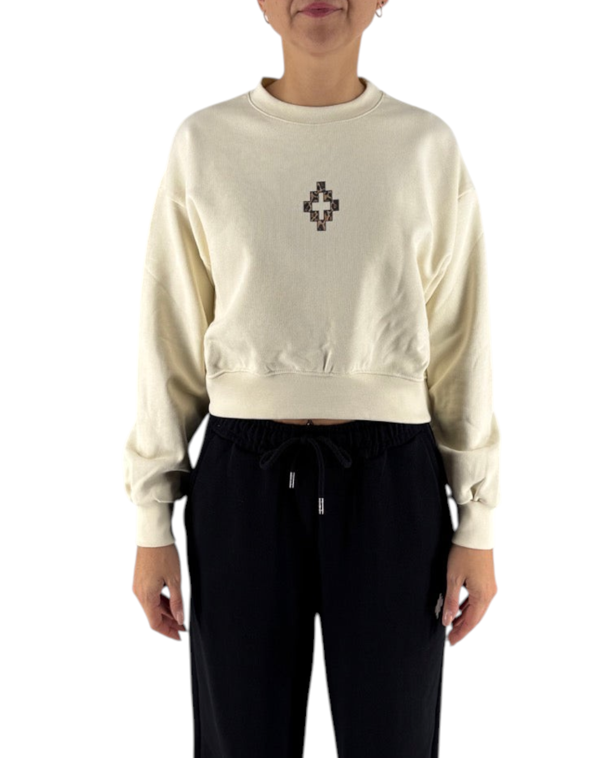 Modella indossa felpa DevidLabel Marcelo Burlon - County Of Milan color latte con logo centrale a contrasto