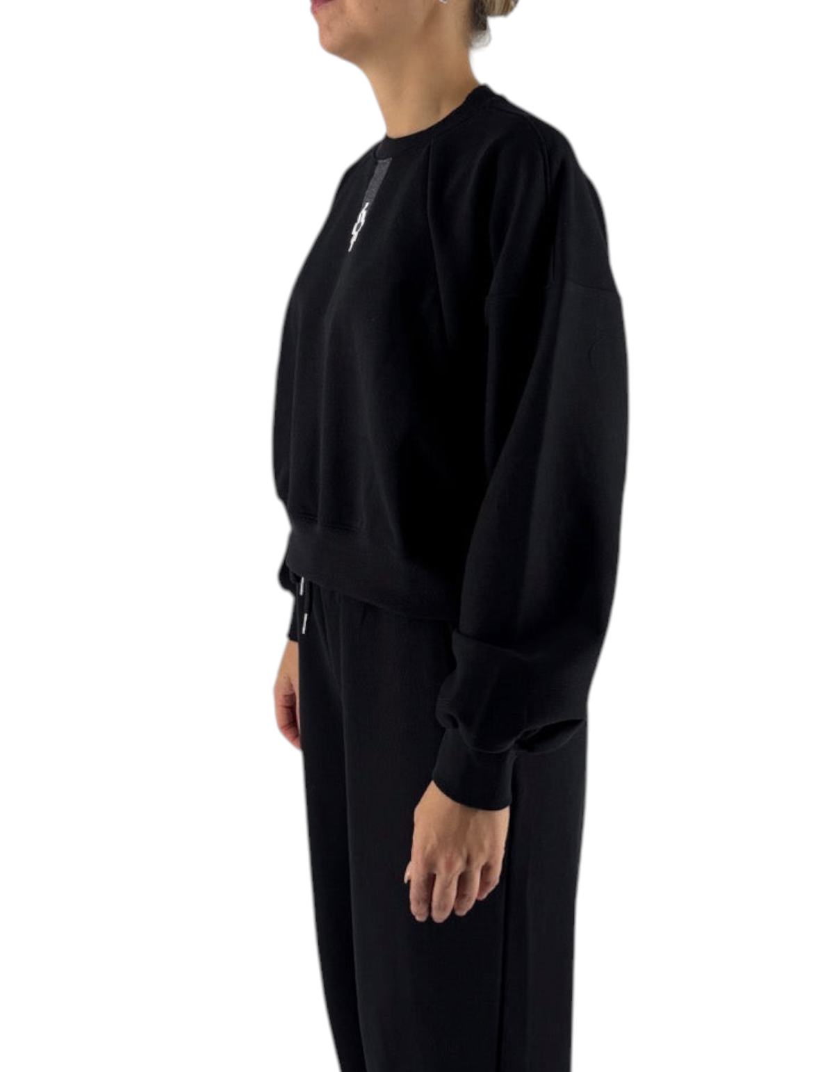 Modella indossa felpa crop nera Marcelo Burlon - County Of Milan con taglio corto e vestibilità moderna