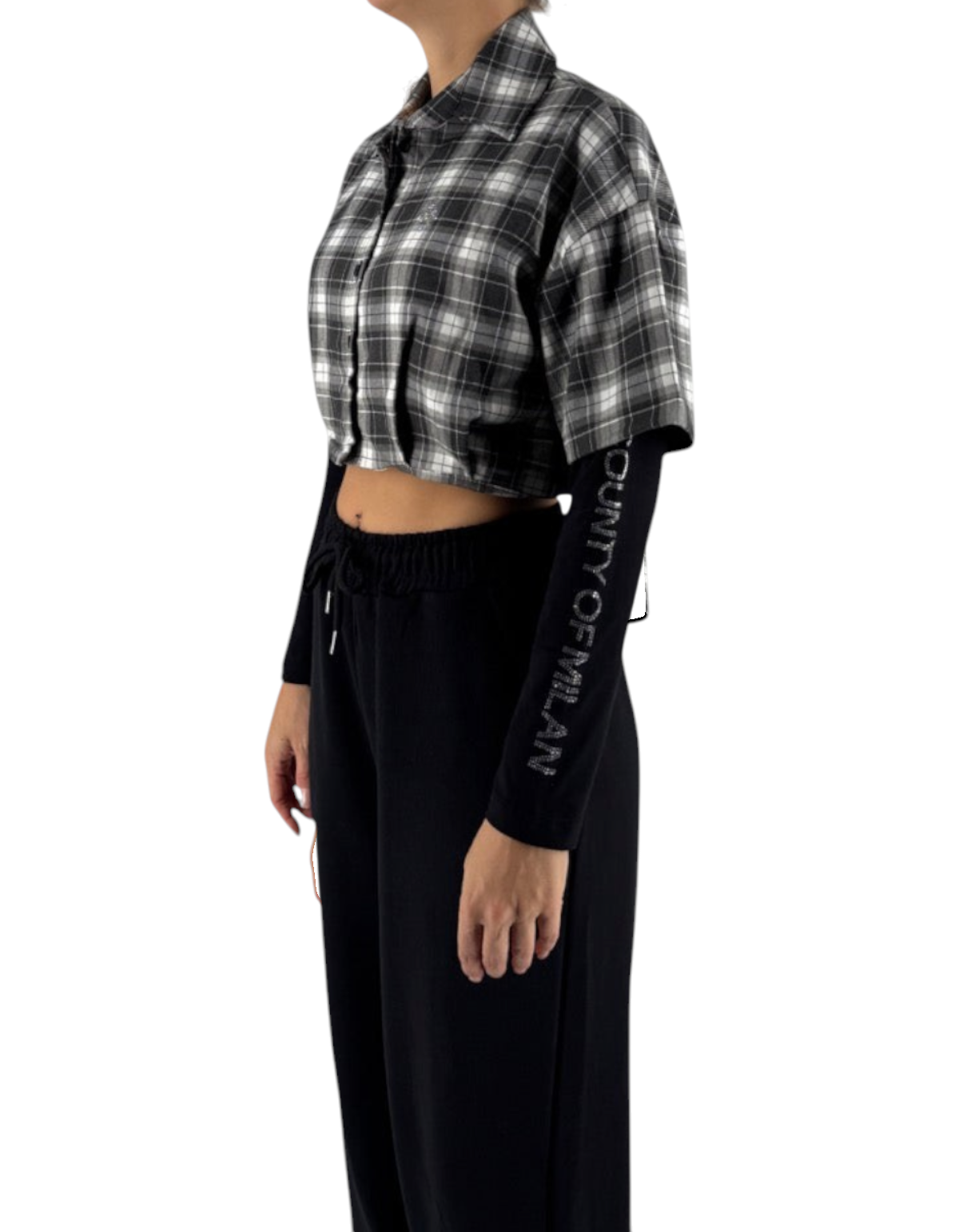 Camicia crop DevidLabel in flanella a quadri bianco e nero con maniche lunghe in jersey nero e logo stampato