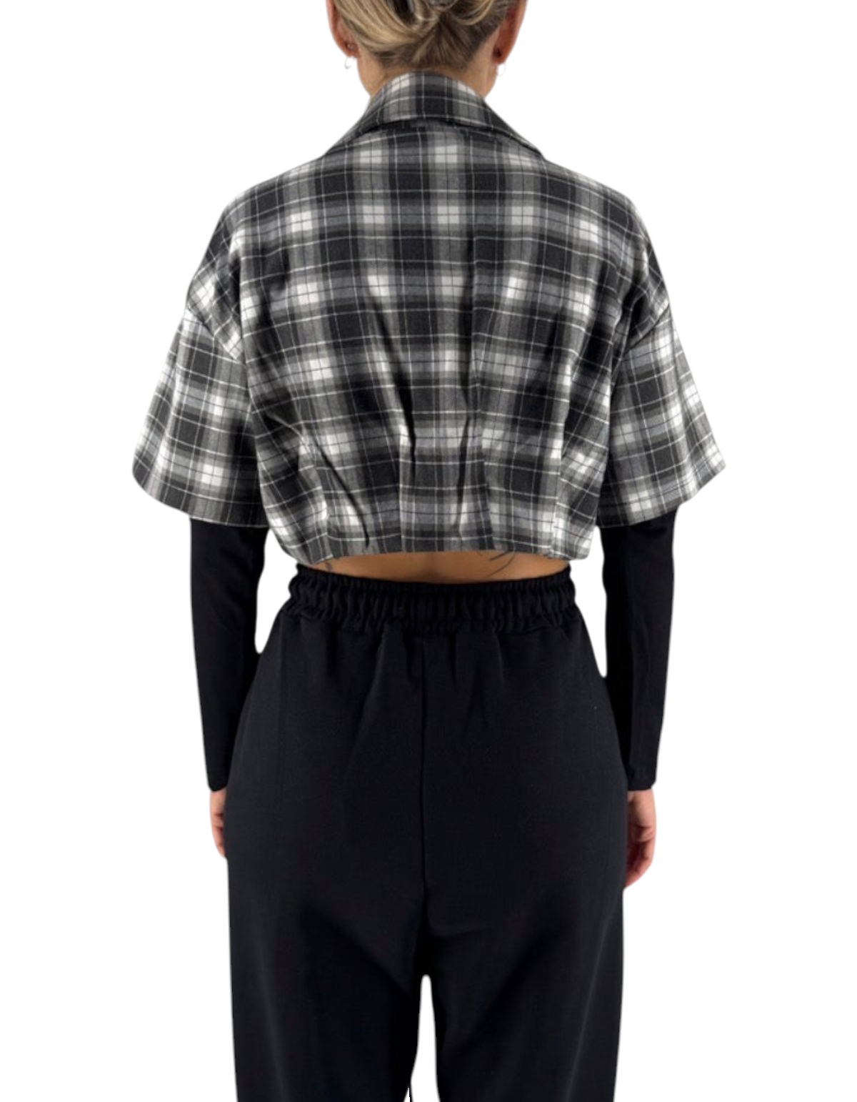 Vista posteriore della camicia crop DevidLabel in flanella a quadri bianco e nero con maniche lunghe in jersey nero