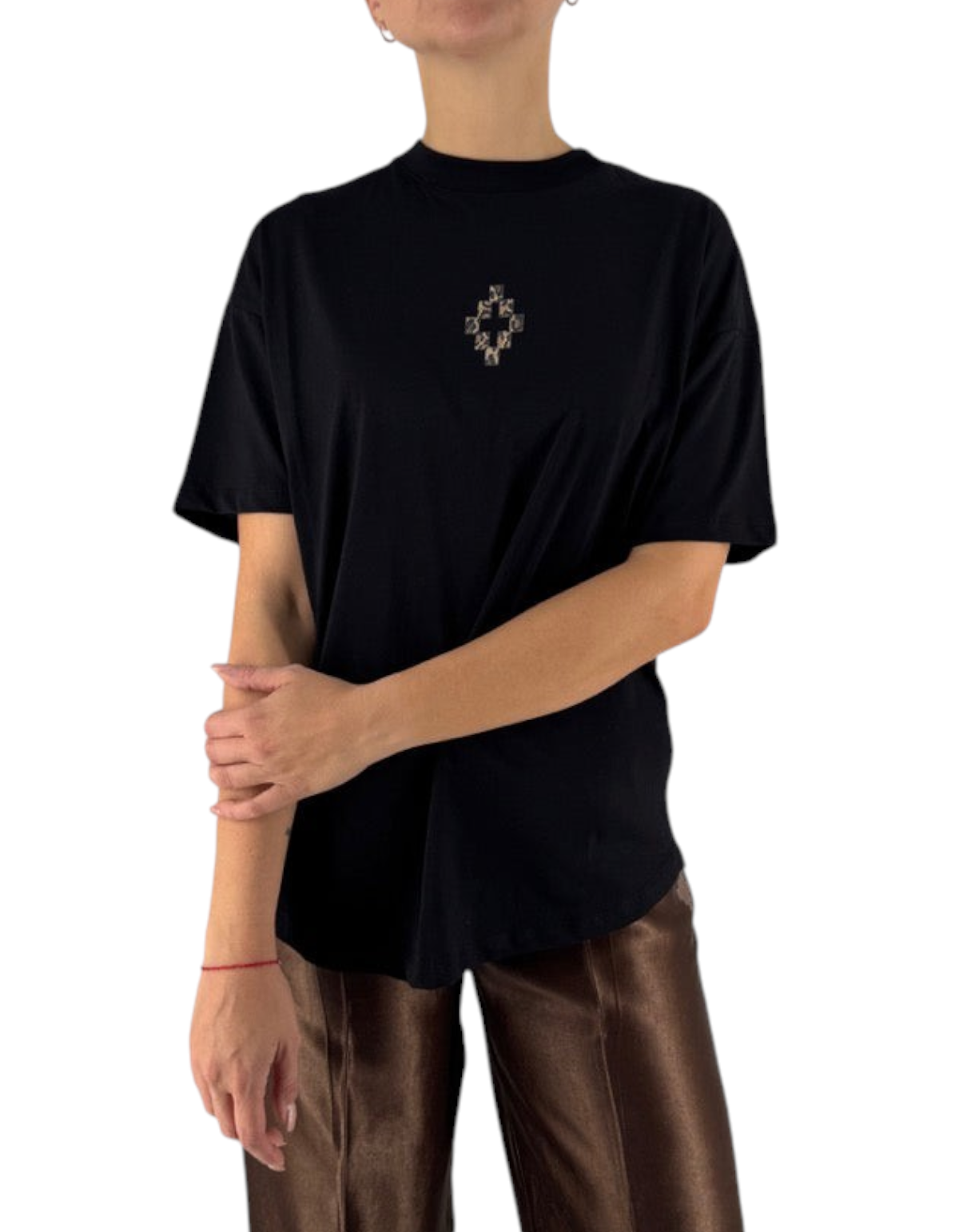 Modella indossa maglia nera in jersey Marcelo Burlon - County Of Milan con taglio corto e logo sul petto
