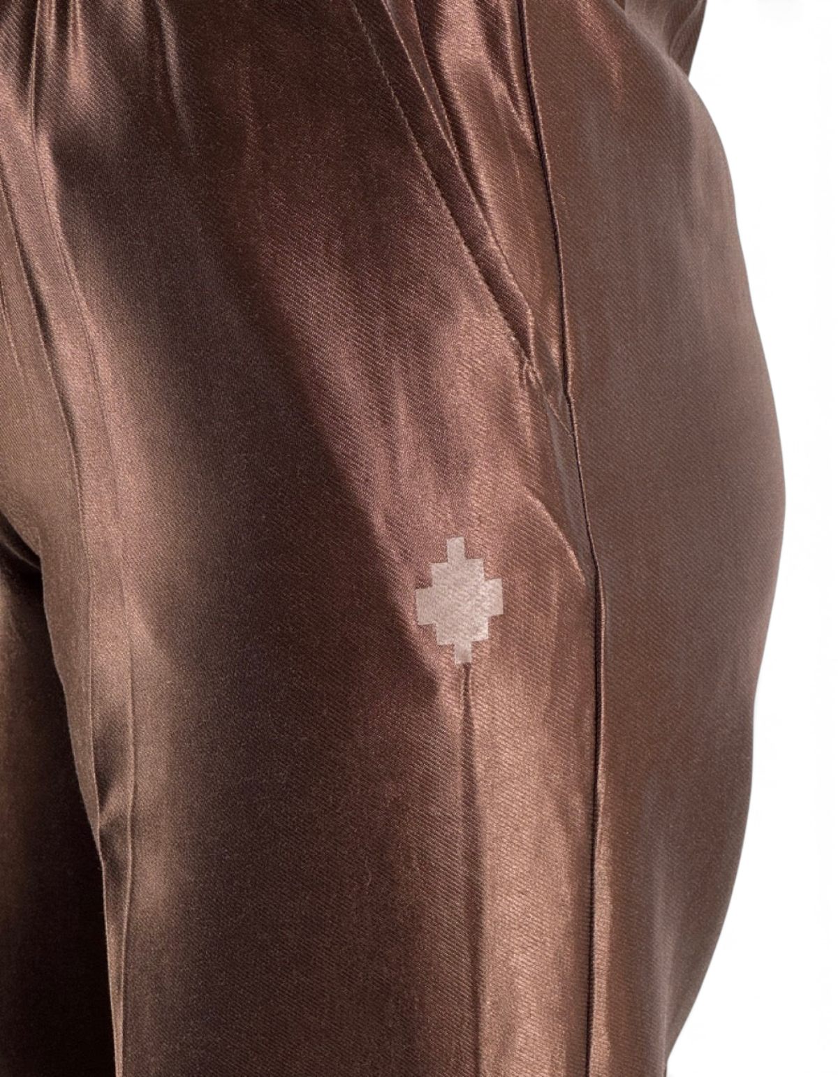 Pantalone in raso color cioccolato DevidLabel con logo a croce ricamato, gamba fluida e tessuto luminoso