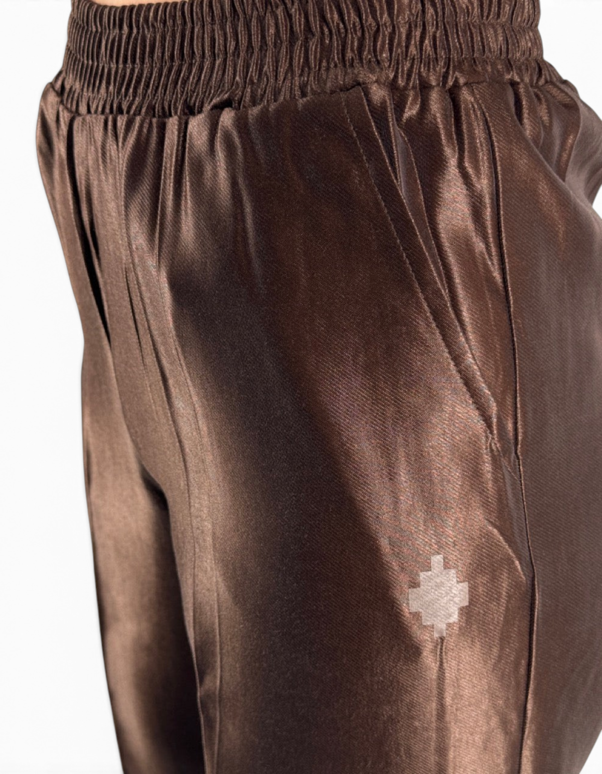 Pantalone donna in raso color cioccolato DevidLabel con vita elasticizzata e logo ricamato sul fianco