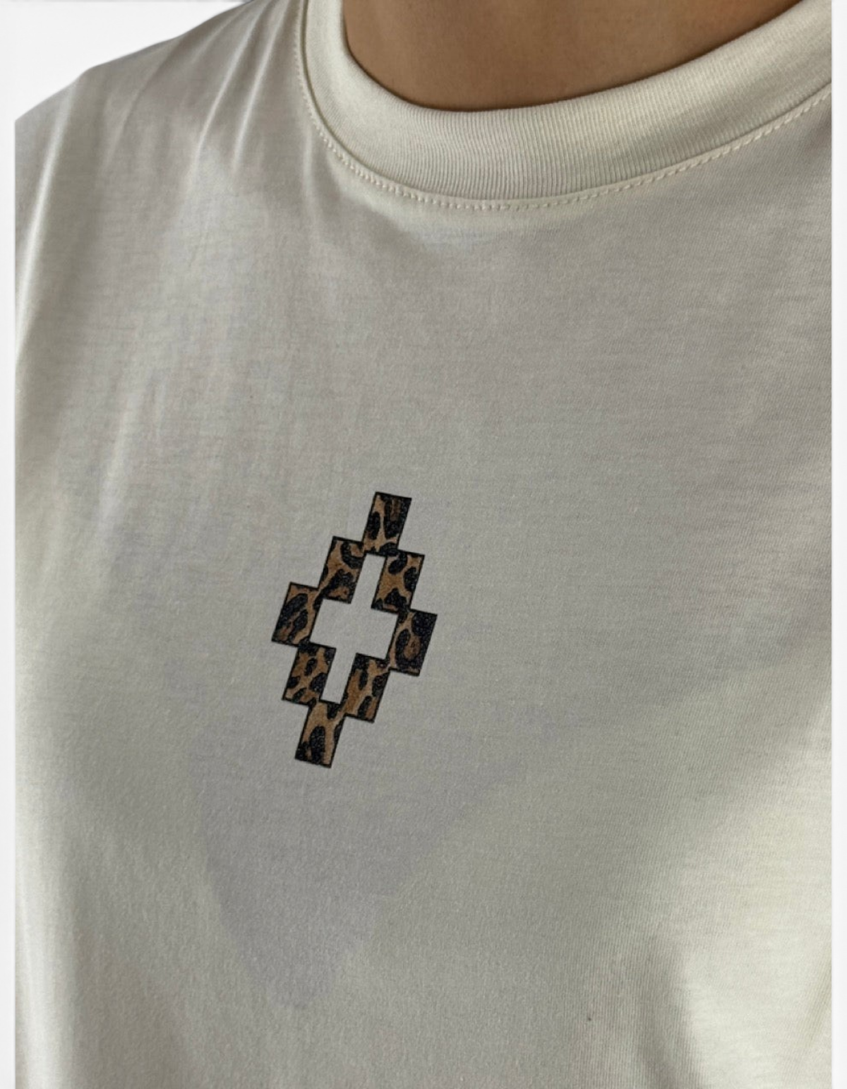 Maglia donna DevidLabel in jersey color latte con logo a croce leopardato sul petto