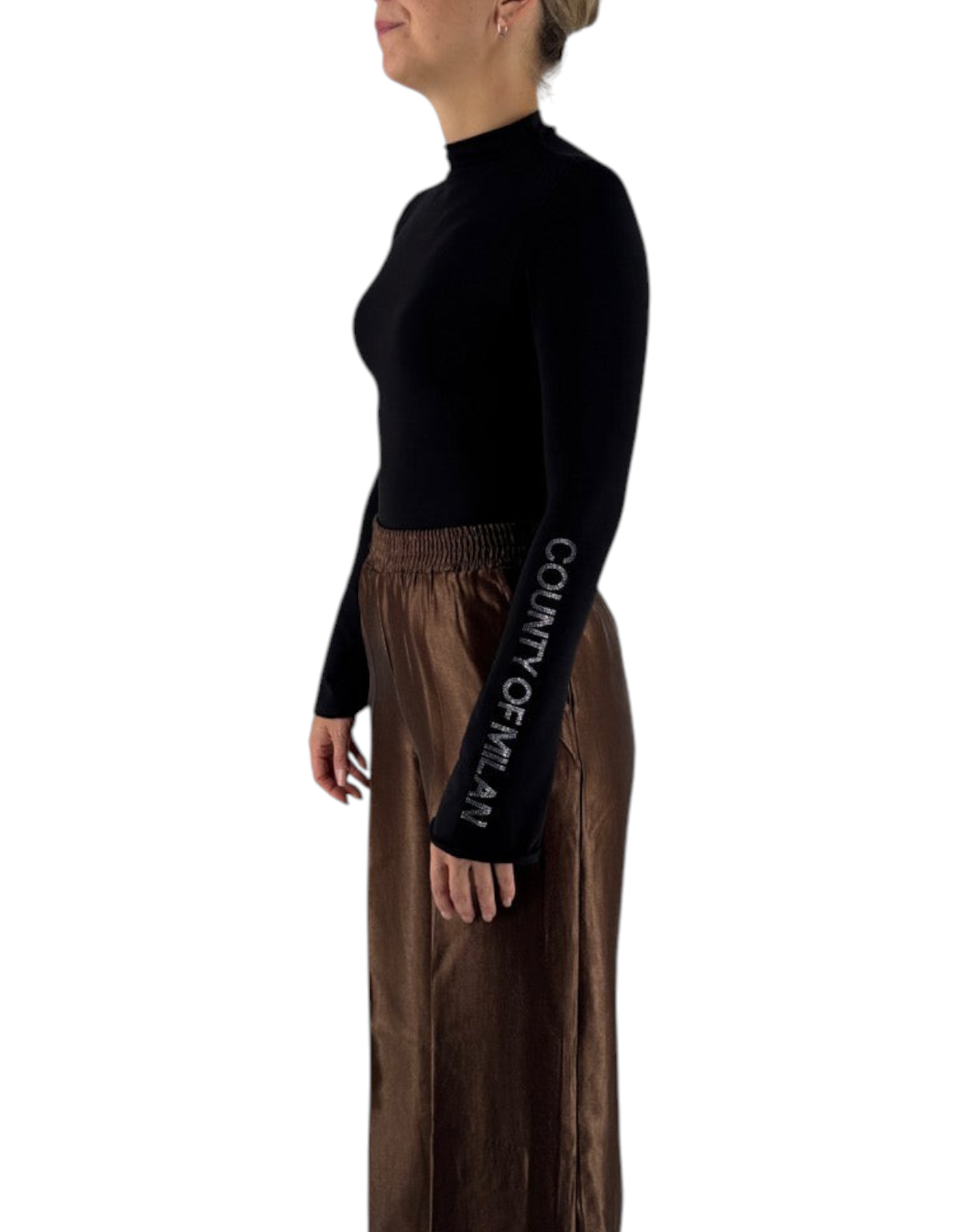 Modella indossa body nero a maniche lunghe DevidLabel Marcelo Burlon - County Of Milan con logo stampato sul braccio
