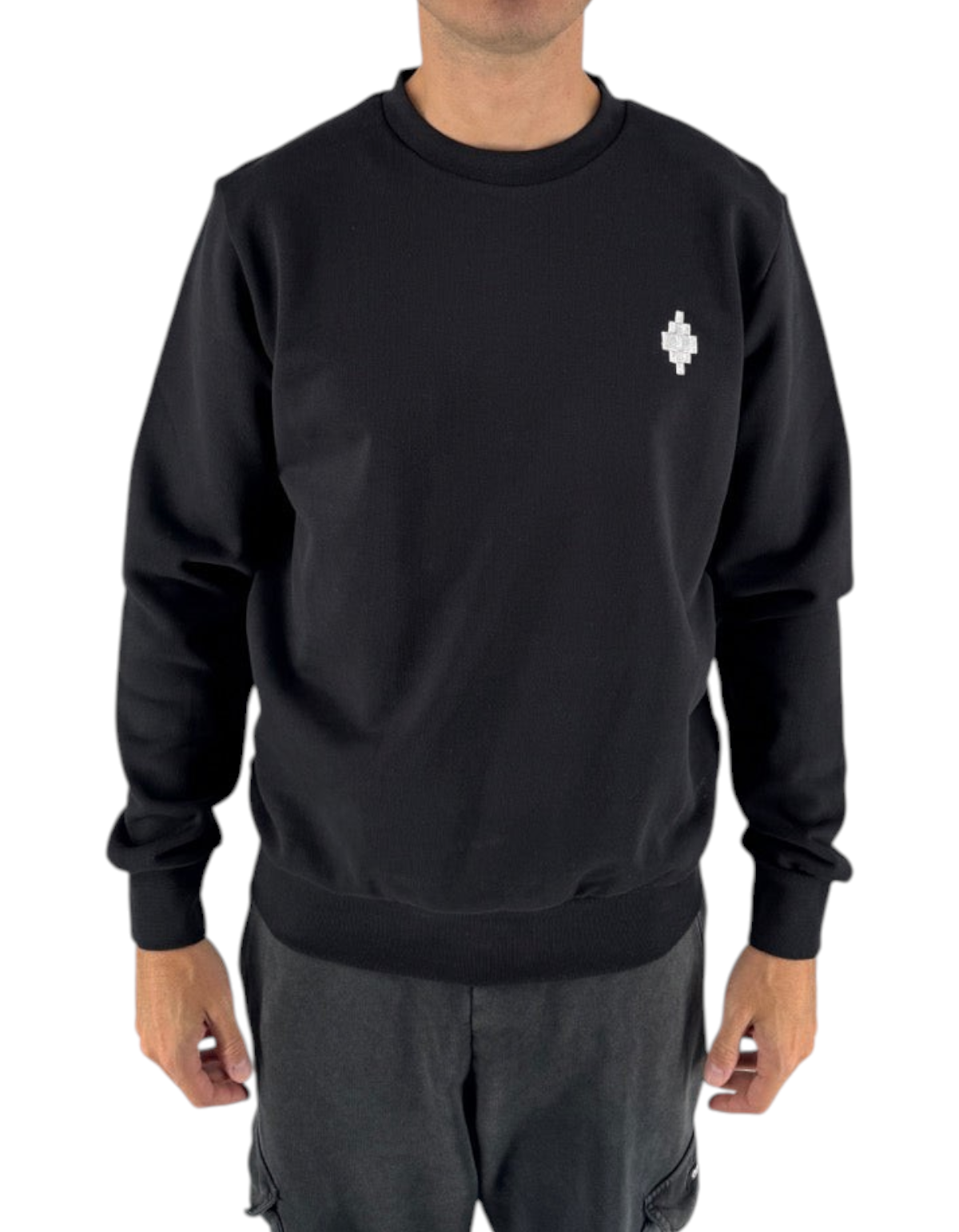Modello indossa felpa girocollo nera in cotone Marcelo Burlon County Of Milan disponibile su DevidLabel