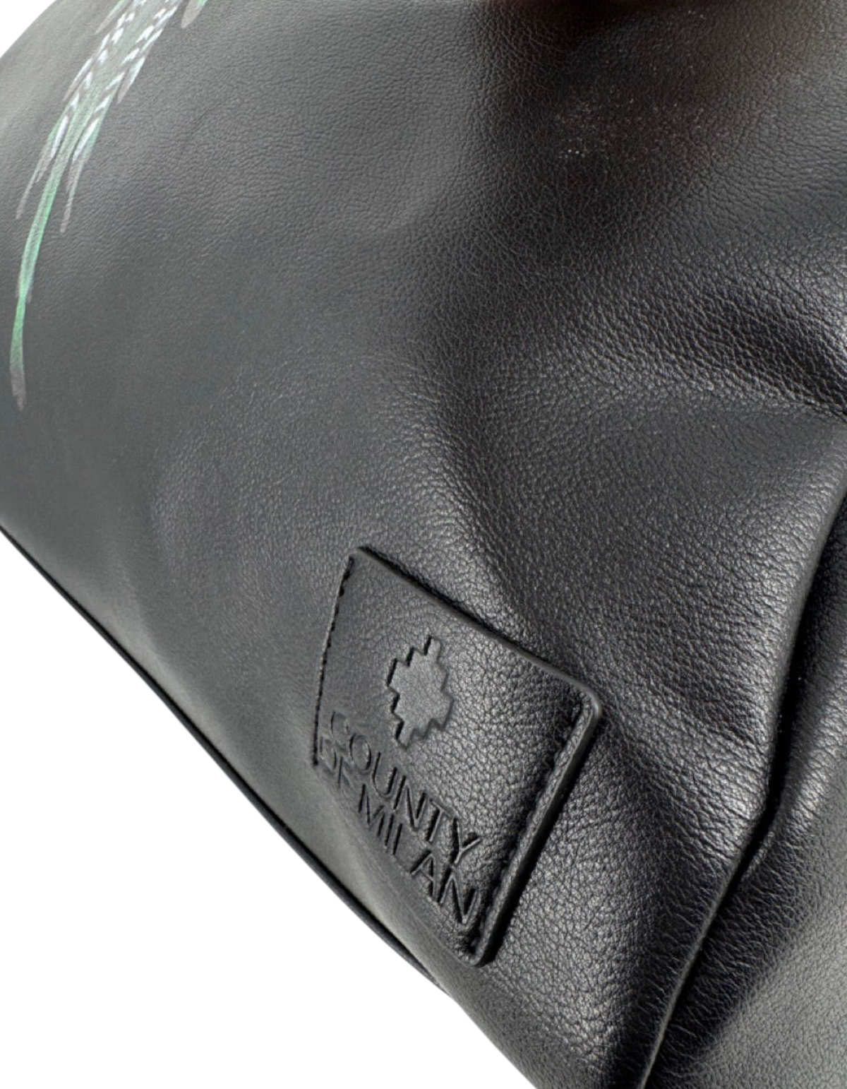 Dettaglio del borsone DevidLabel Marcelo Burlon - County Of Milan nero con finitura textured e logo impresso