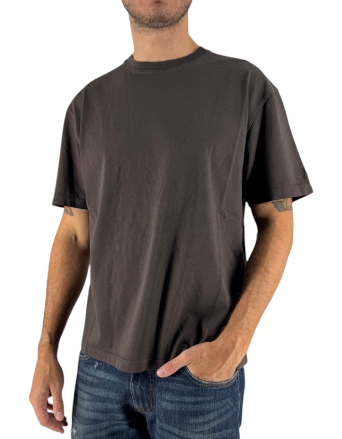 Modello indossa T-shirt DevidLabel Johnny Raw in cotone marrone scuro con girocollo e vestibilità casual