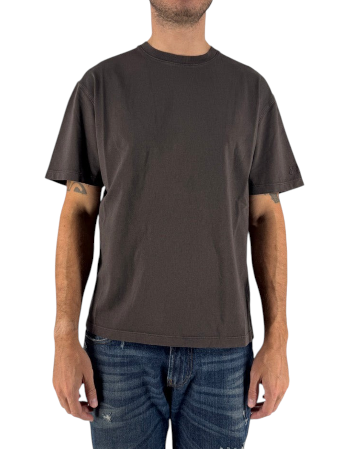 T-shirt uomo DevidLabel modello Johnny Raw in cotone marrone scuro indossata con jeans blu