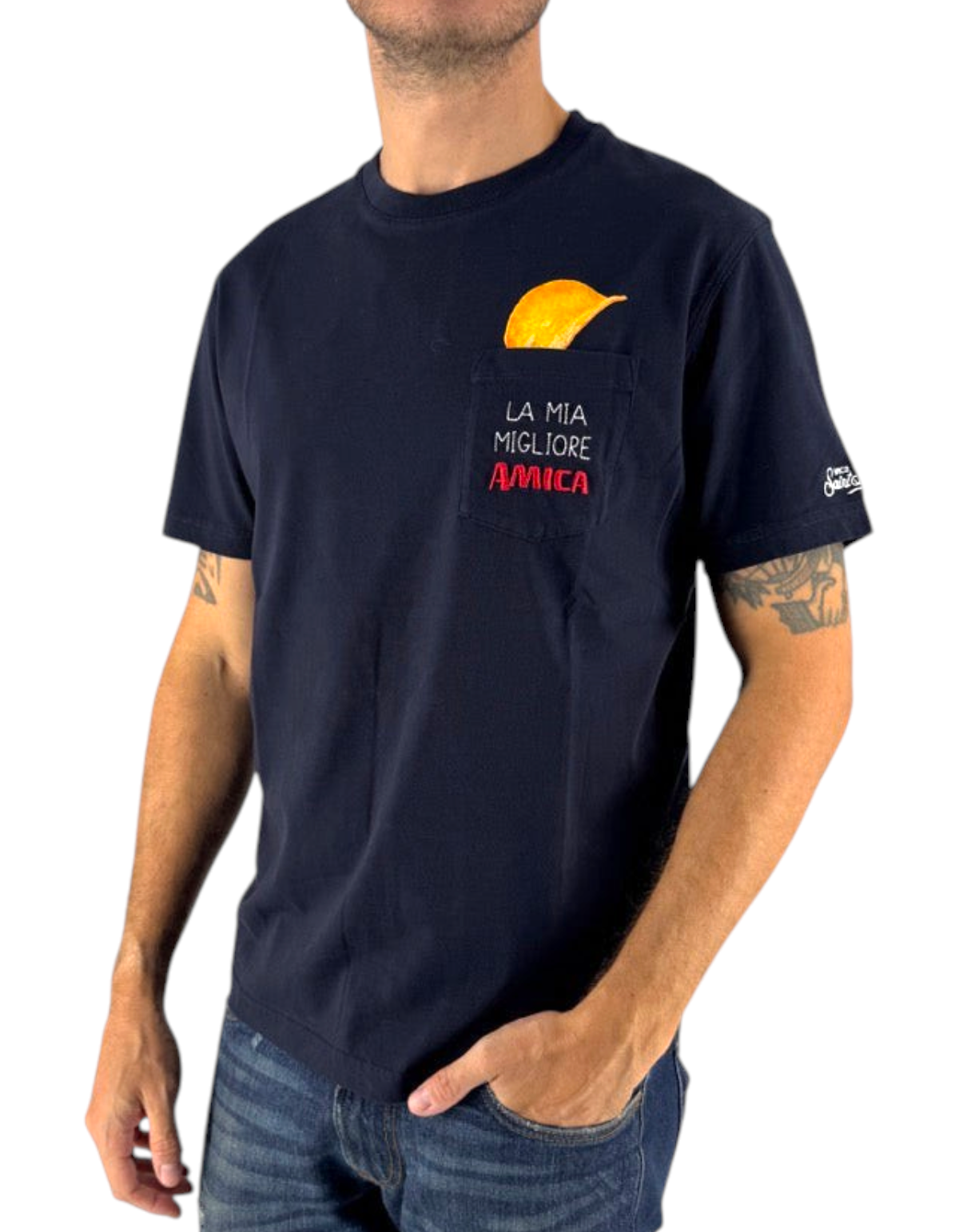 T-shirt uomo DevidLabel modello Connor in cotone blu navy con taschino e grafica Amica Chips ricamata
