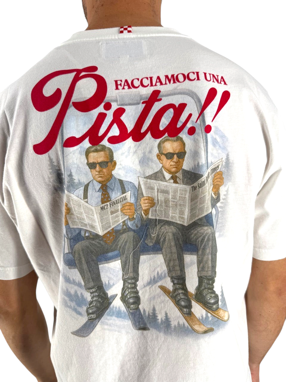 T-shirt bianca DevidLabel modello Arnott Warm con stampa grafica sul retro di due uomini in seggiovia