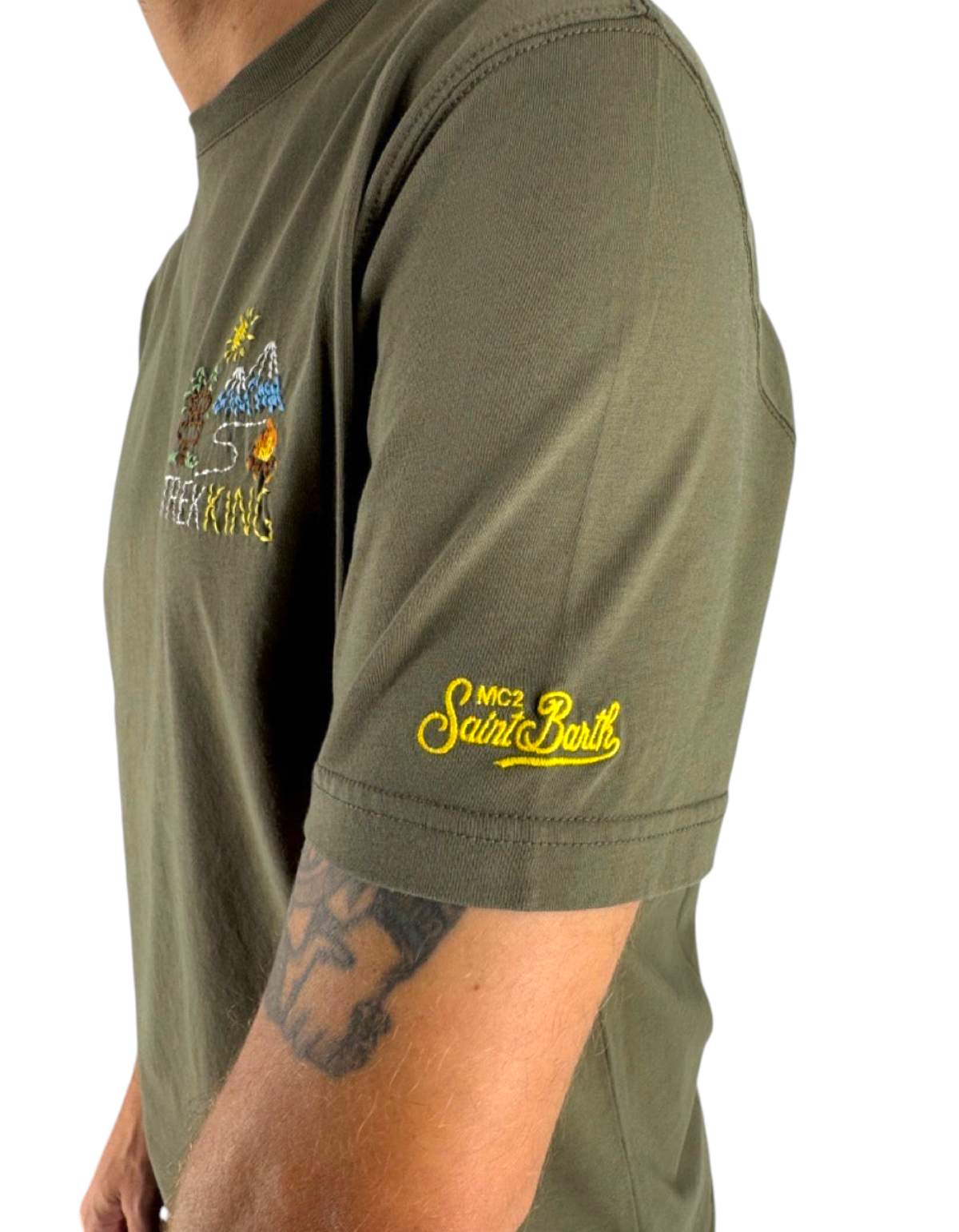 T-shirt uomo DevidLabel Arnott Trekking in cotone verde oliva con ricami a tema montagna e logo sulla manica
