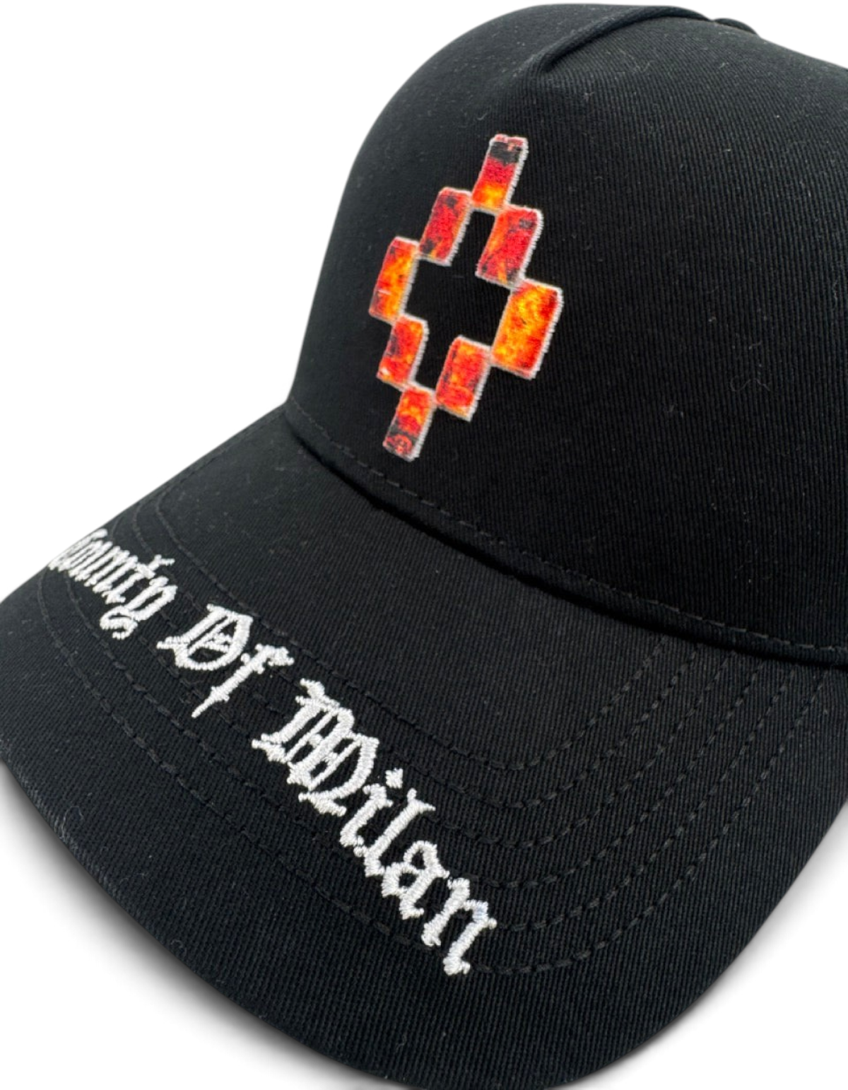 Cappellino baseball DevidLabel nero in cotone con logo a croce pixelata rossa e scritta County Of Milan ricamata