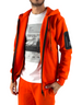 Modello indossa felpa full zip arancione Ko Samui in misto cotone con cappuccio e tasca tecnica sulla manica